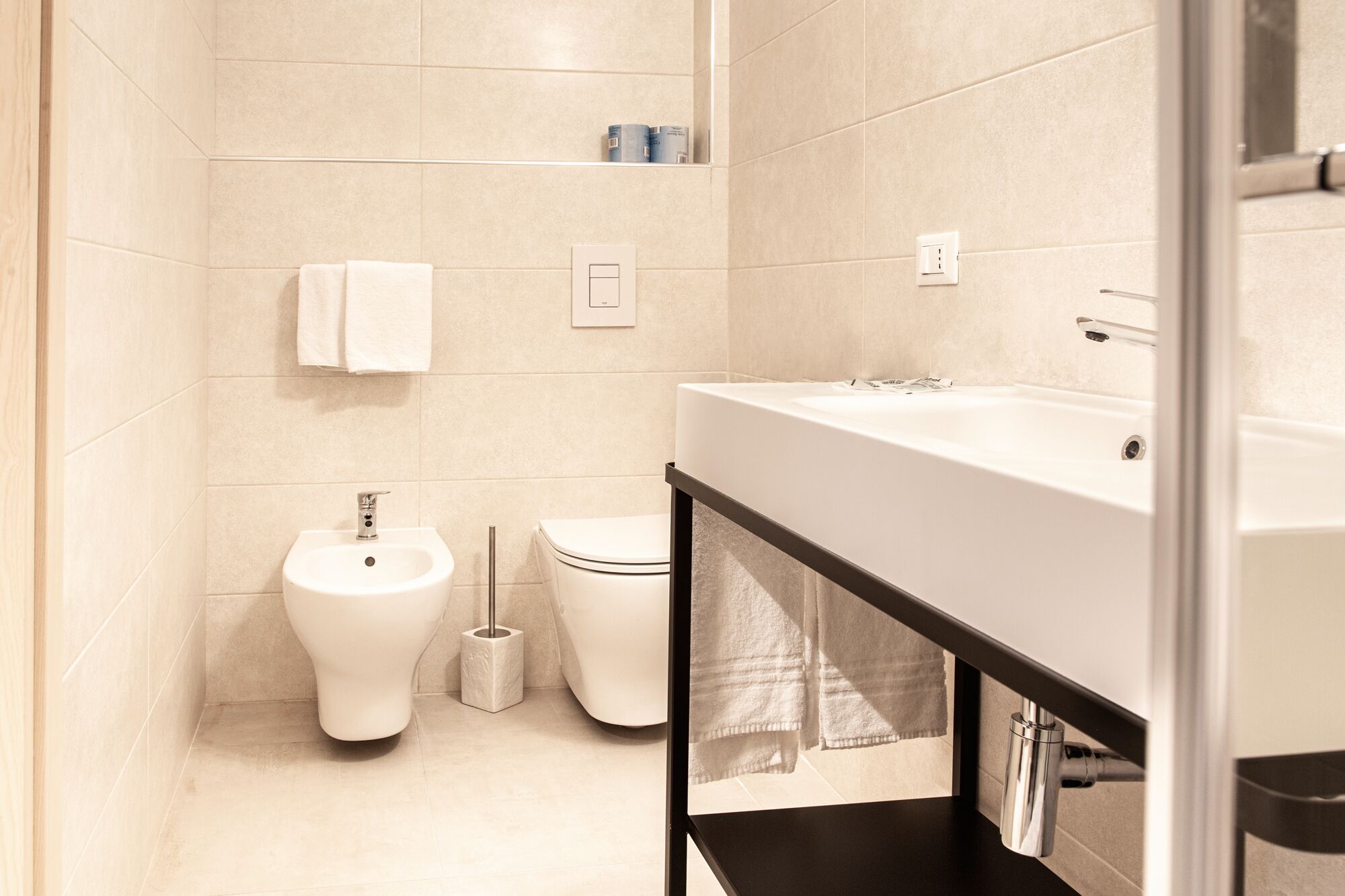 deluxe room | bathroom | shower, eco-friendly toiletries, hair dryer, bidet