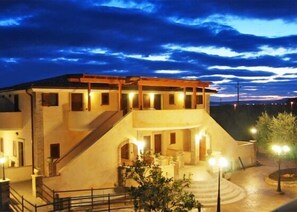 住宿正面 - 傍晚/夜晚