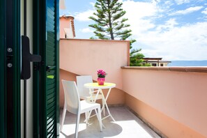 Standaard vierpersoonskamer | Uitzicht vanaf balkon