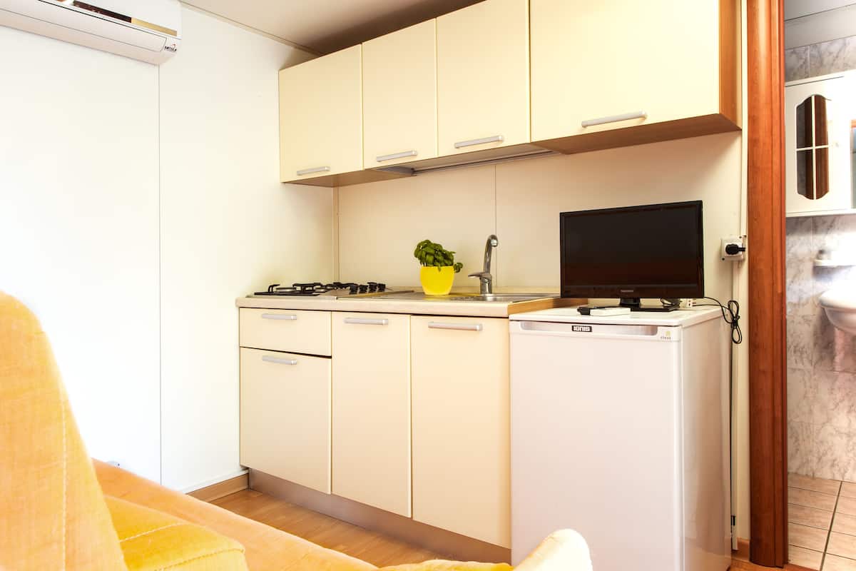 classic mobile home | private kitchenette | fridge