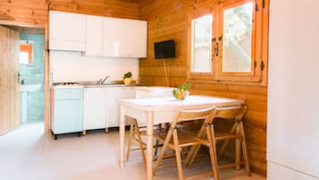Perusbungalow, 2 makuuhuonetta | Yksityinen keittiö | Jääkaappi