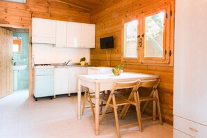 Bungalow básico, 2 habitaciones | Cocina privada | Refrigerador
