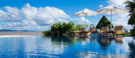 屋外プール、プール パラソル、サンラウンジャー