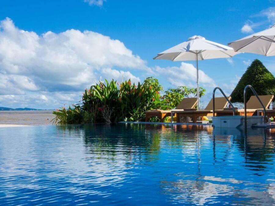 Außenpool, Sonnenschirme, Liegestühle