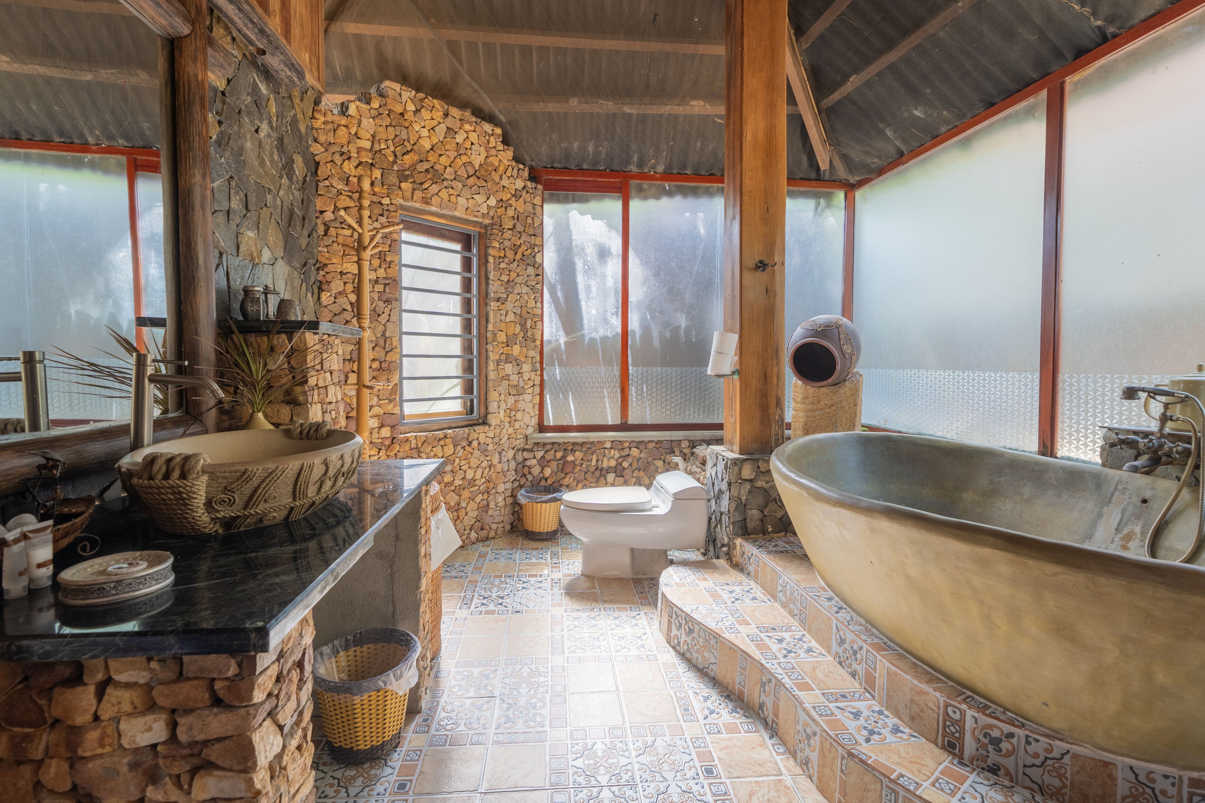Deluxe-Bungalow, 1 Queen-Bett, Meerblick | Badezimmer | Komfortbadewanne, Designer-Toilettenartikel, Haartrockner, Bademäntel