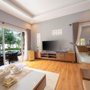 Familienvilla, 2 Schlafzimmer, Poolblick | Minibar, Zimmersafe, schallisolierte Zimmer, kostenloses WLAN