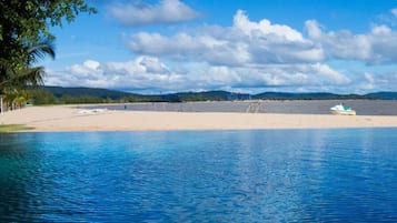 Kolam renang outdoor, dengan payung kolam renang dan kursi berjemur