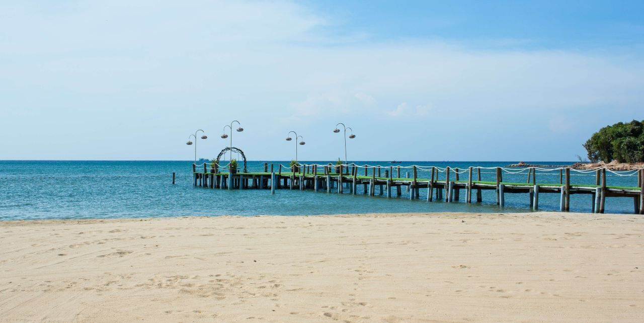 Bãi biển riêng, cát trắng, ghế dài tắm nắng, dù trên bãi biển 