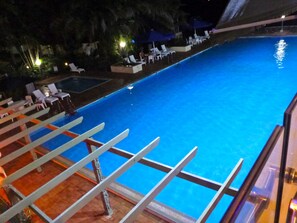 Außenpool, geöffnet von 06:00 Uhr bis 20:00 Uhr, Sonnenschirme