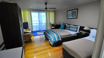 Deluxe Double or Twin Room, 2 Single Beds | In-room safe, blackout curtains, soundproofing, iron/ironing board
