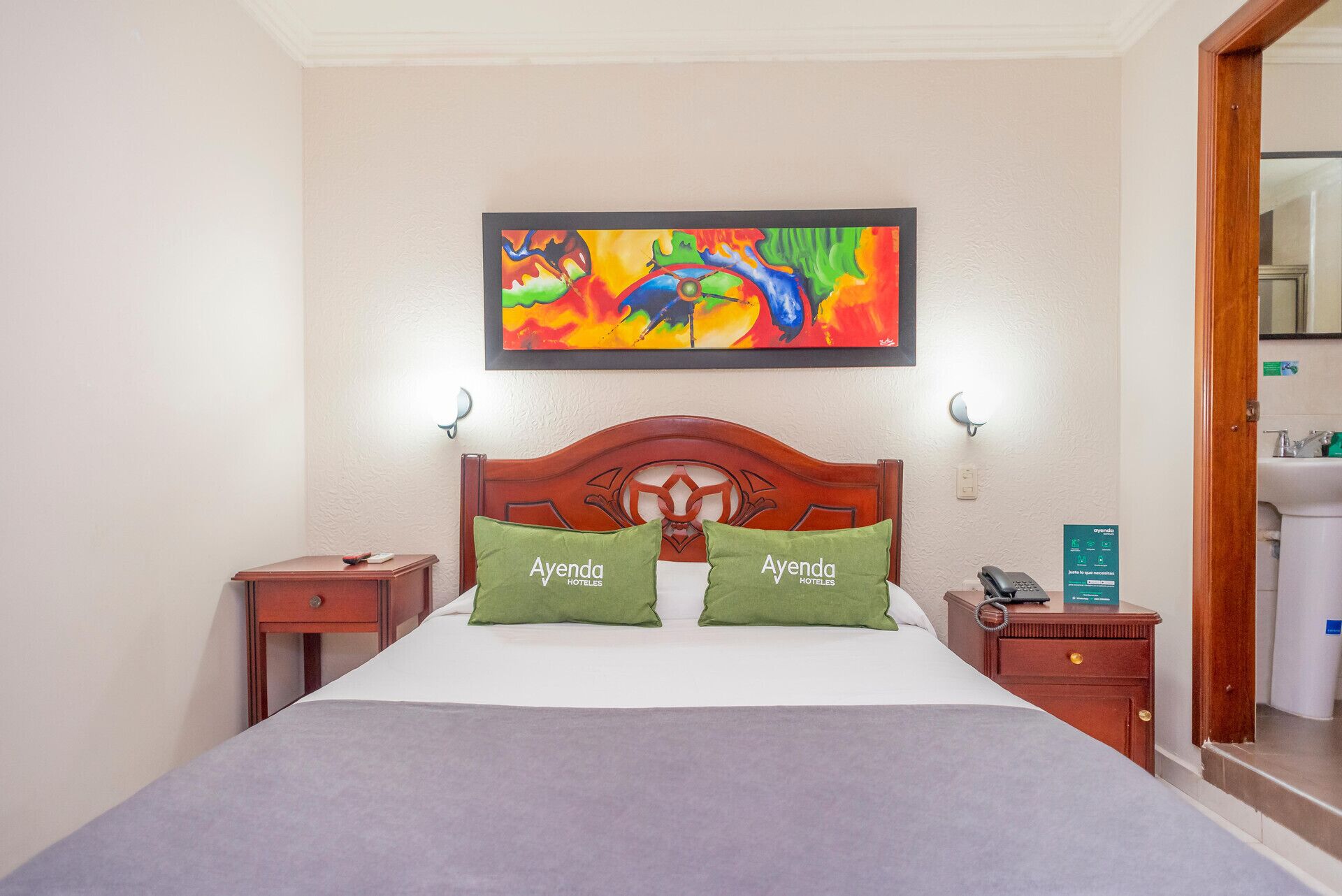 Frigobar, cofres nos quartos, escrivaninha, cortinas blackout