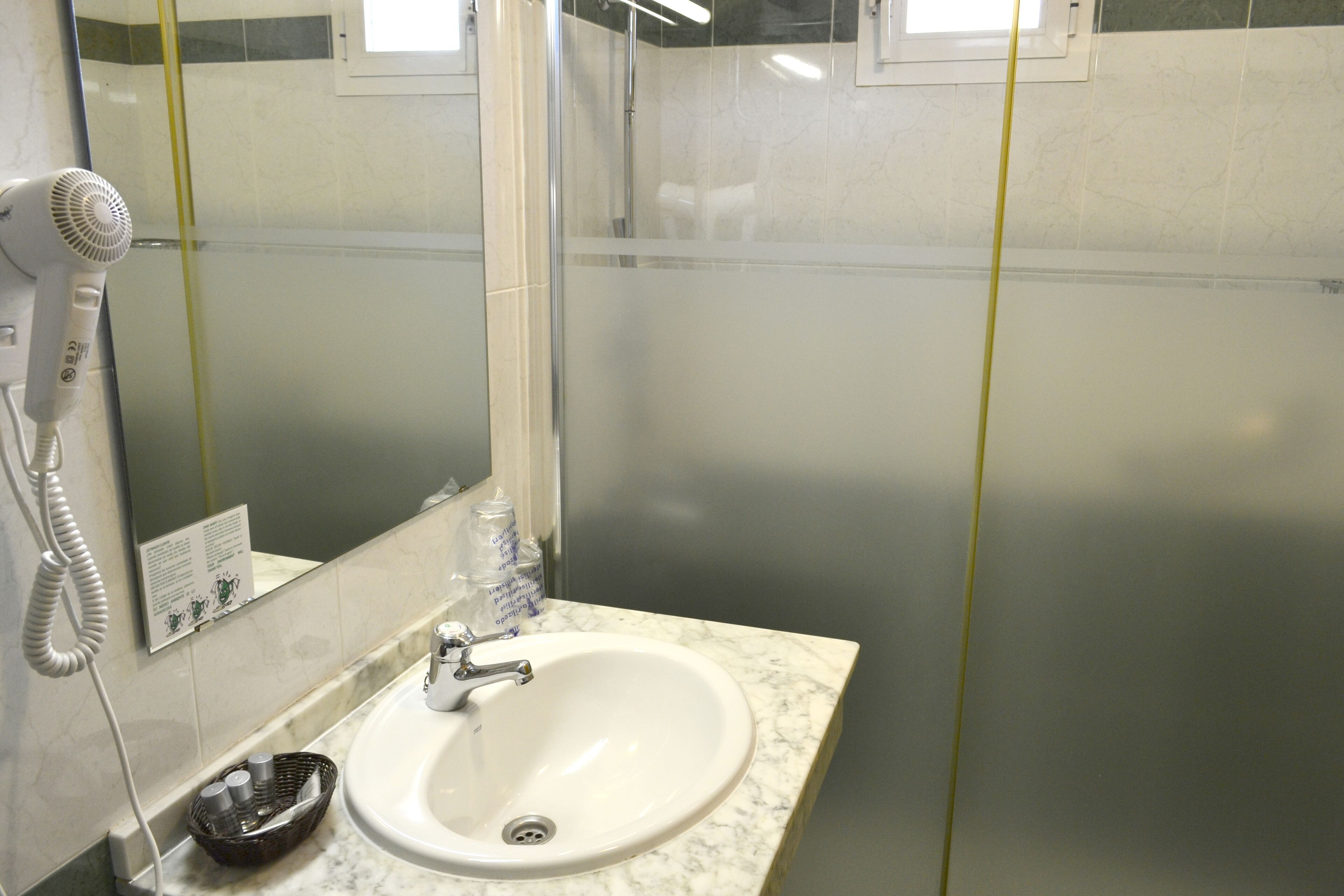 double or twin room (with extra bed) | bathroom | towels