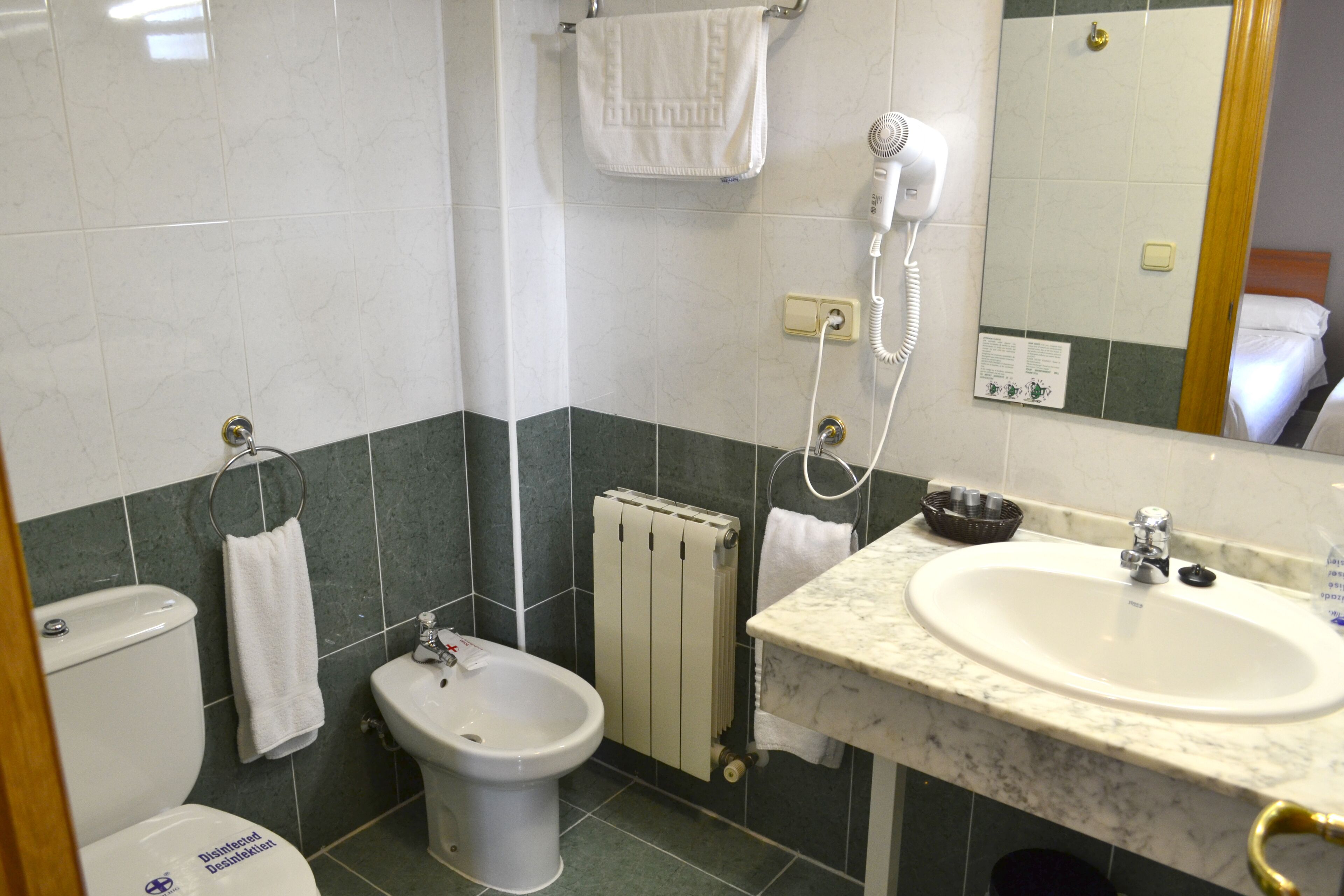 double or twin room (with extra bed) | bathroom | towels