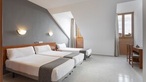 A hotel room with three beds, a desk, and a window with curtains. - Alda Ciudad de Toro (Toro)