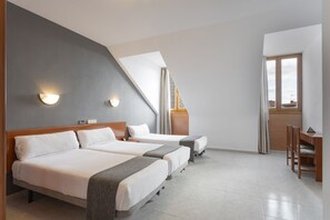 Habitació doble o amb dos llits individuals (with extra bed) | Escriptori, cortines opaques, wifi gratuïta i roba de llit