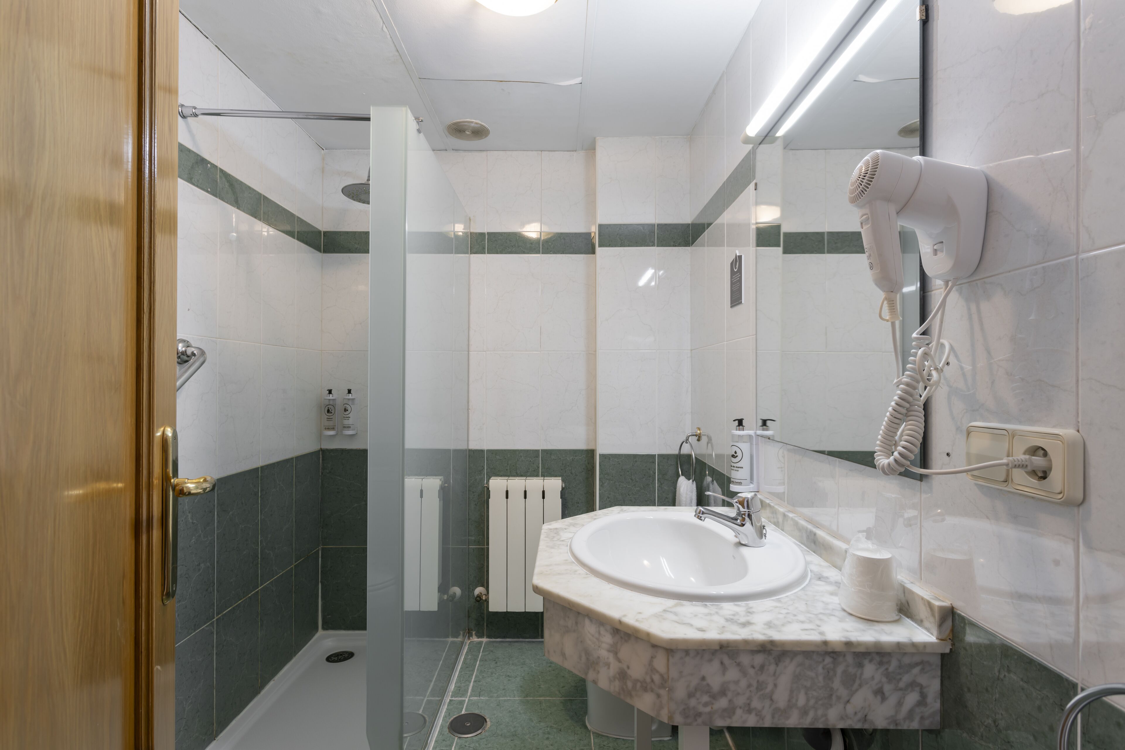 single room | bathroom | towels