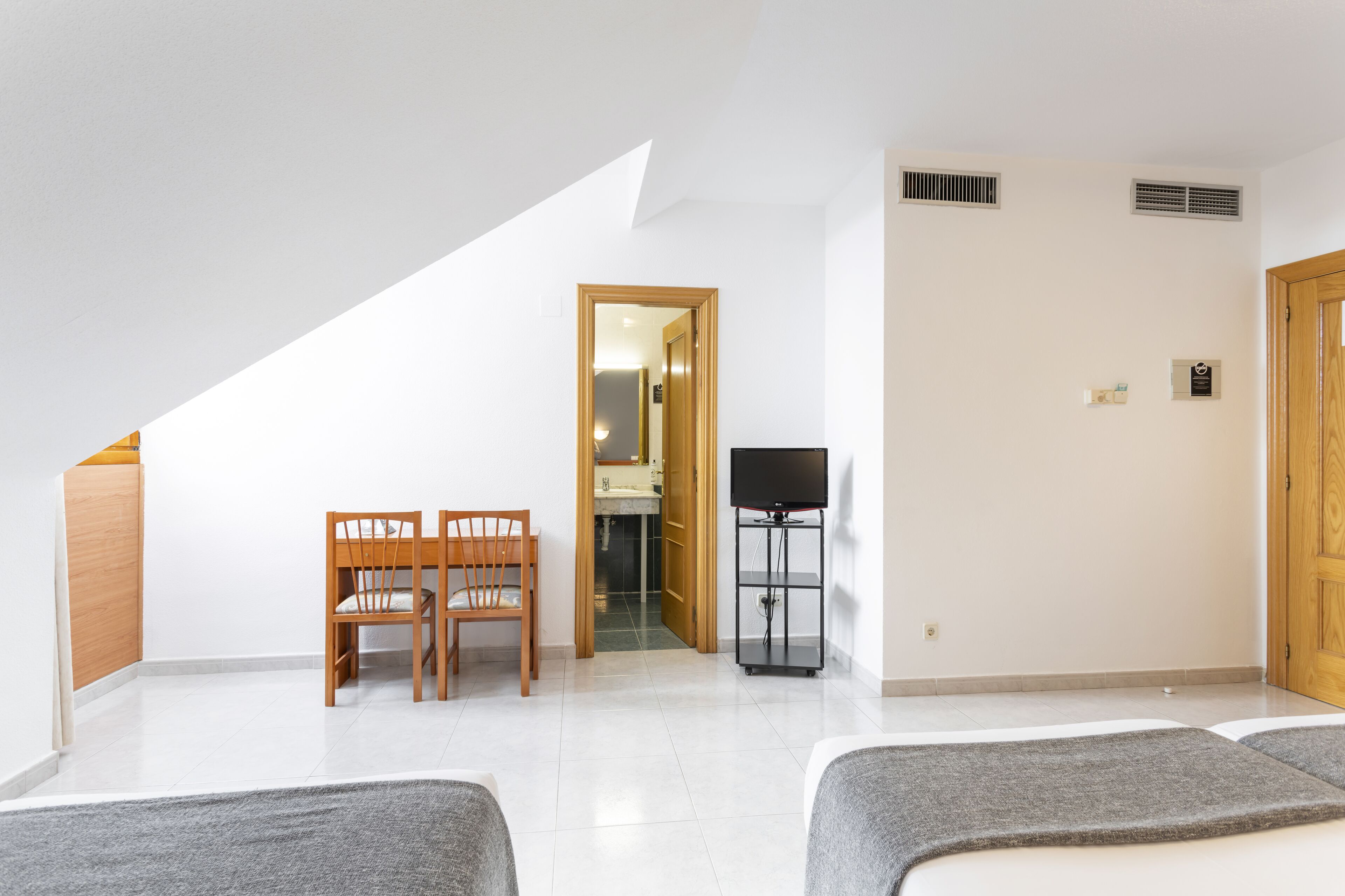 double or twin room (with extra bed) | 1 bedroom, desk, blackout curtains, free wifi