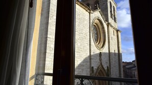 A view of a historic building with a prominent clock tower and arched windows. - Alda Ciudad de Toro (Toro)