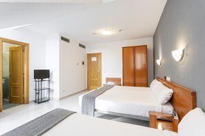 双人房或双床房 (with extra bed) | 办公桌、遮光窗帘、免费 WiFi、床单