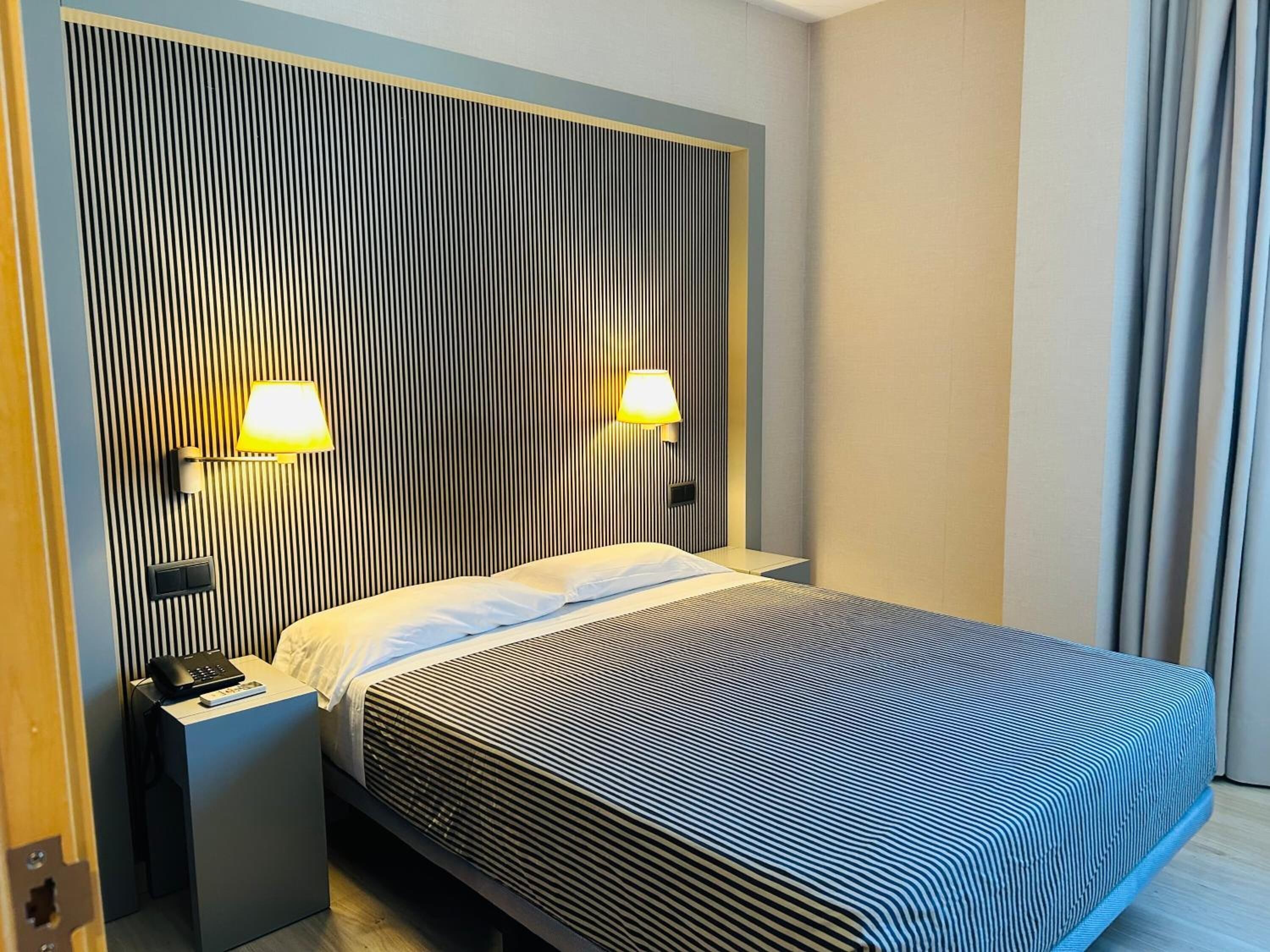 In-room safe, wheelchair access