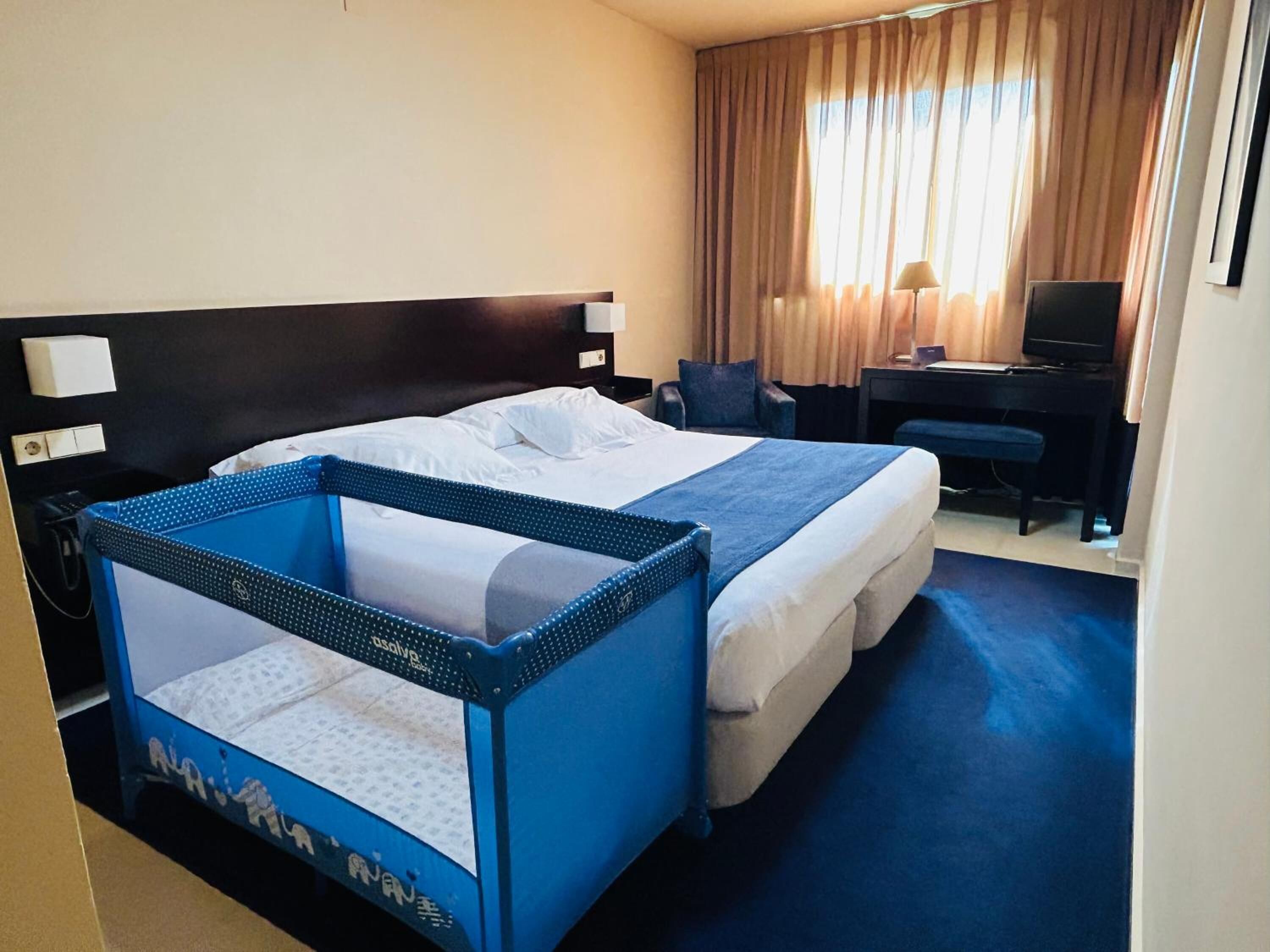 In-room safe, wheelchair access