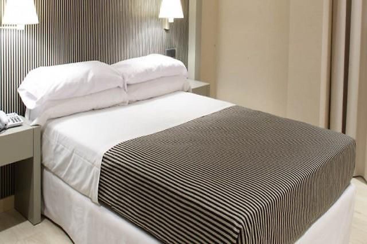 خزنة داخل الغرفة وتسهيلات لدخول الكراسي المتحركة