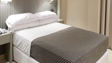 خزنة داخل الغرفة وتسهيلات لدخول الكراسي المتحركة