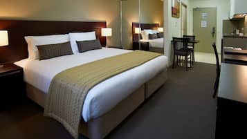 Studio Apartment | In-room safe, desk, laptop workspace, blackout drapes