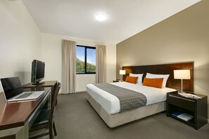 客房內保險箱、書桌、筆電工作空間、遮光布/窗簾