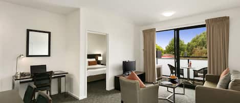 En 46-tommers Flatskjerm-TV med kabel-kanaler samt TV og DVD-spiller