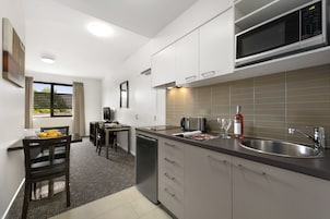 Apartamento standard | Cozinha americana privada | Geladeira, micro-ondas, cooktop, lava-louças