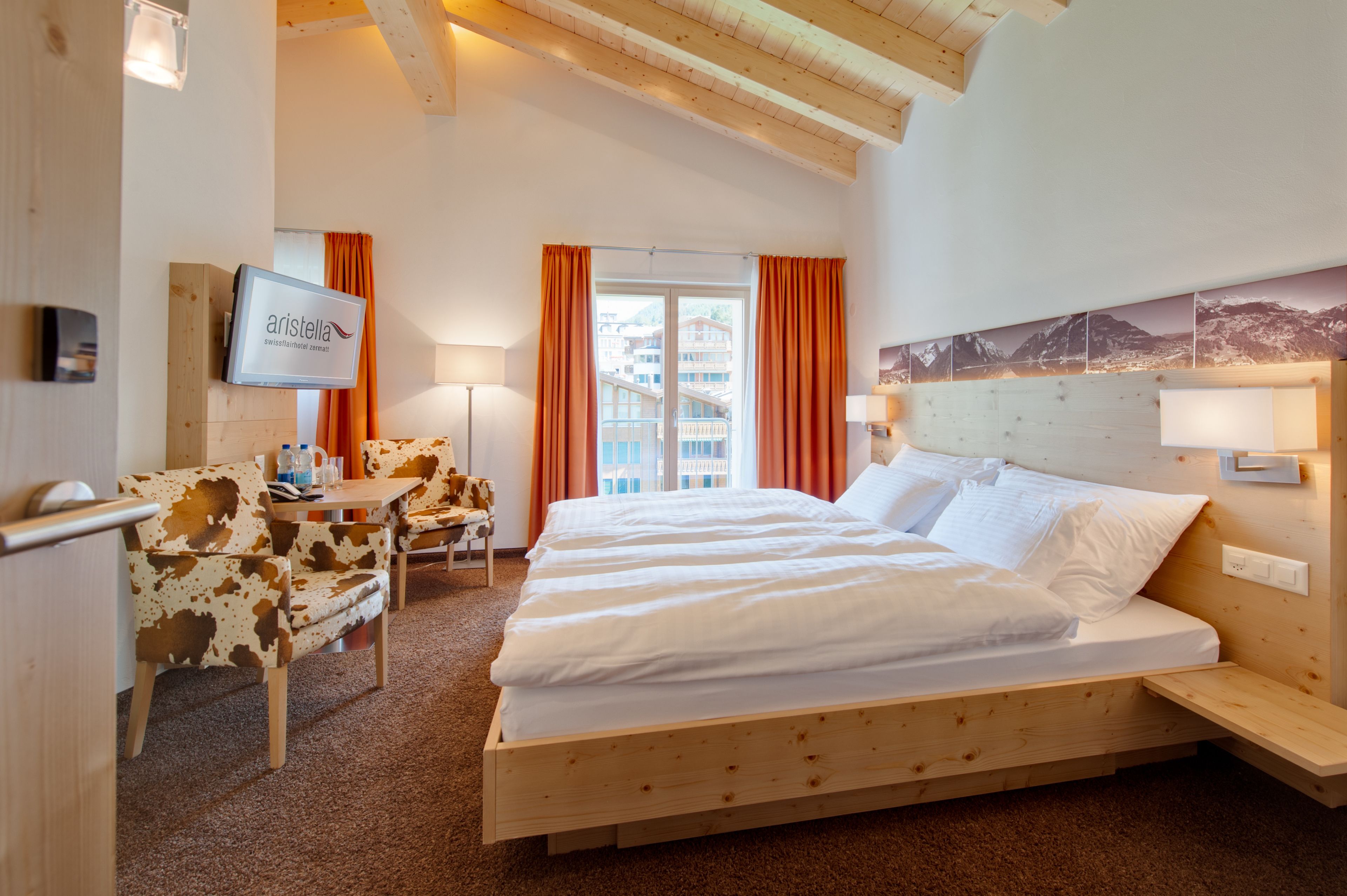 economy double room | premium bedding, down duvets, pillow-top beds, minibar