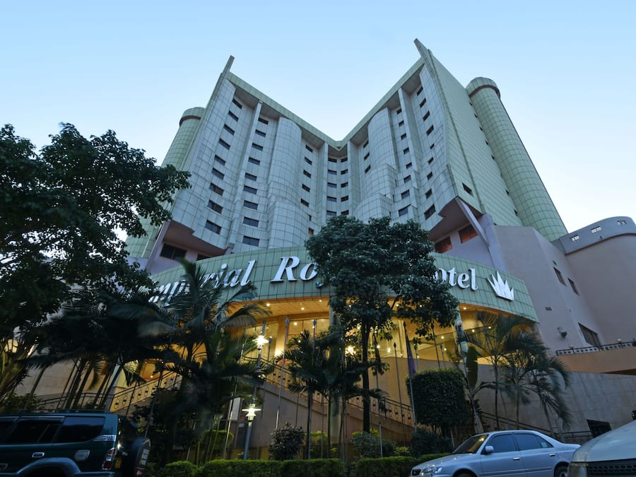 Un hotel de diseño moderno, con una entrada curva destacada y varios pisos.