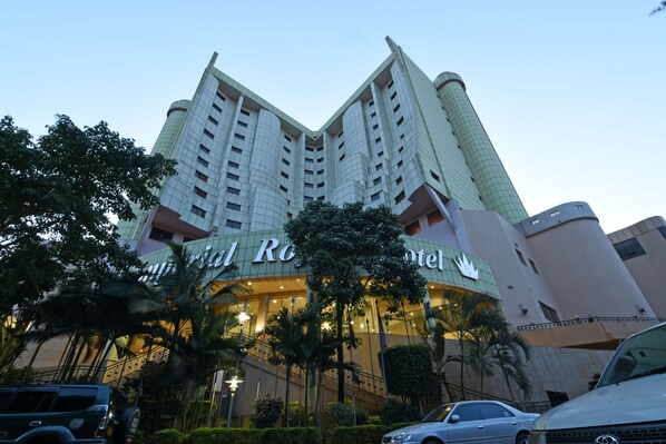 Un hotel de diseño moderno, con una entrada curva destacada y varios pisos.