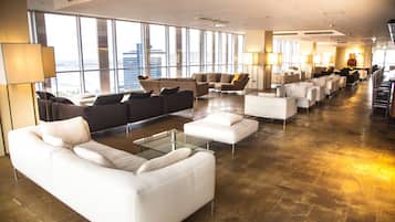 2 bars/lounges