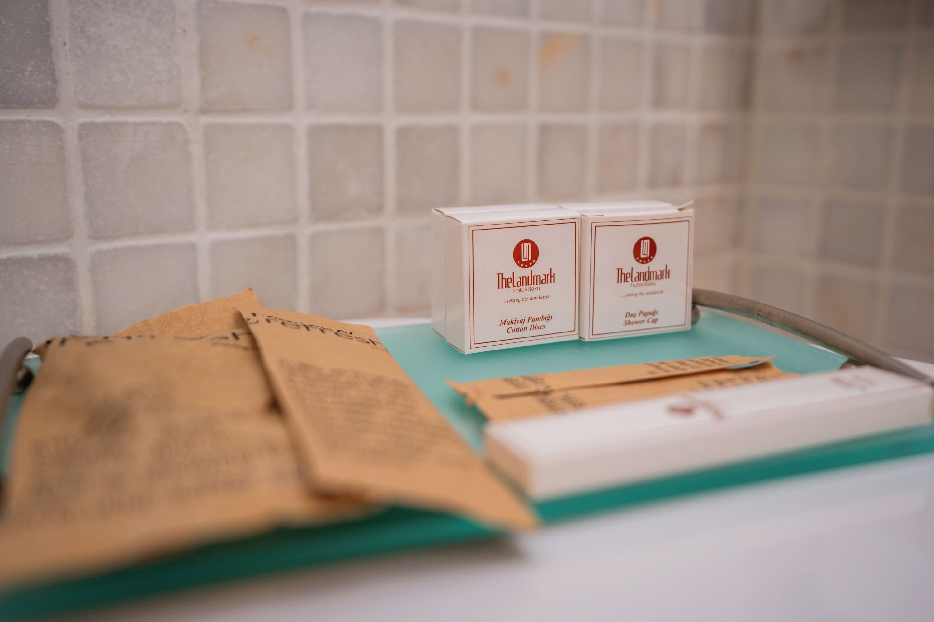 Deux boîtes de produits de la marque TheLandmark, présentées sur un plateau.