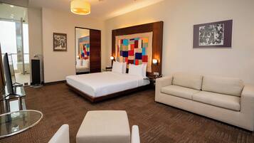 Suite – junior | Sengetøy i egyptisk bomull, safe på rommet og skrivebord