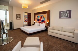 Junior suite | Lakens van Egyptisch katoen, een kluis op de kamer, een bureau