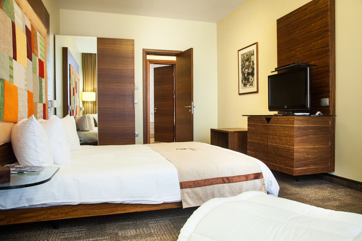 Egyptian cotton sheets, in-room safe, desk, blackout drapes