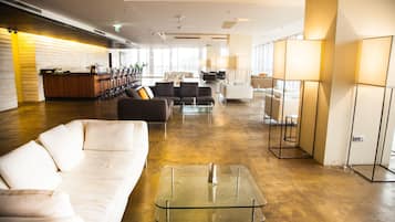 2 bars/lounges
