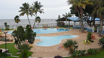 ビーチ、ビーチバー