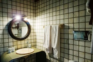 تجهيزات دش، مستلزمات مجانية للعناية الشخصية، مجففات شعر، مناشف