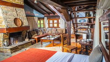 Deluxe Suite | Iron/ironing board, free WiFi, bed sheets, wheelchair access