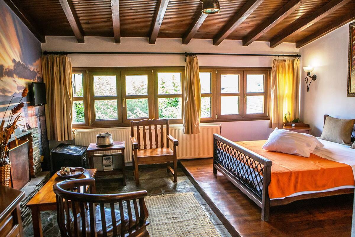 Habitación triple | Tabla de planchar con plancha, wifi gratis y ropa de cama
