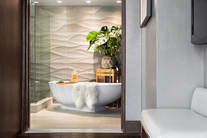 Chuveiro, chuveiro com efeito de chuva, produtos de toalete de grife 