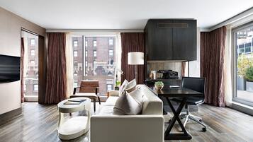 Ático, 1 cama de matrimonio grande | Sala de estar | Televisión de pantalla plana de 37 pulgadas con canales por cable