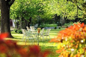 Outdoor dining - Relais de la Magdeleine (Gemenos)