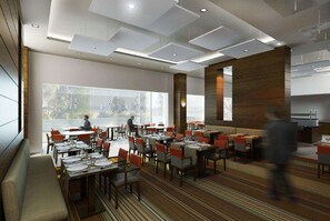 Se sirven desayunos, almuerzos y cenas; con vista al jardín