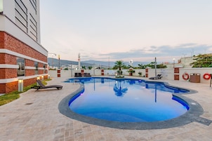 Una piscina al aire libre