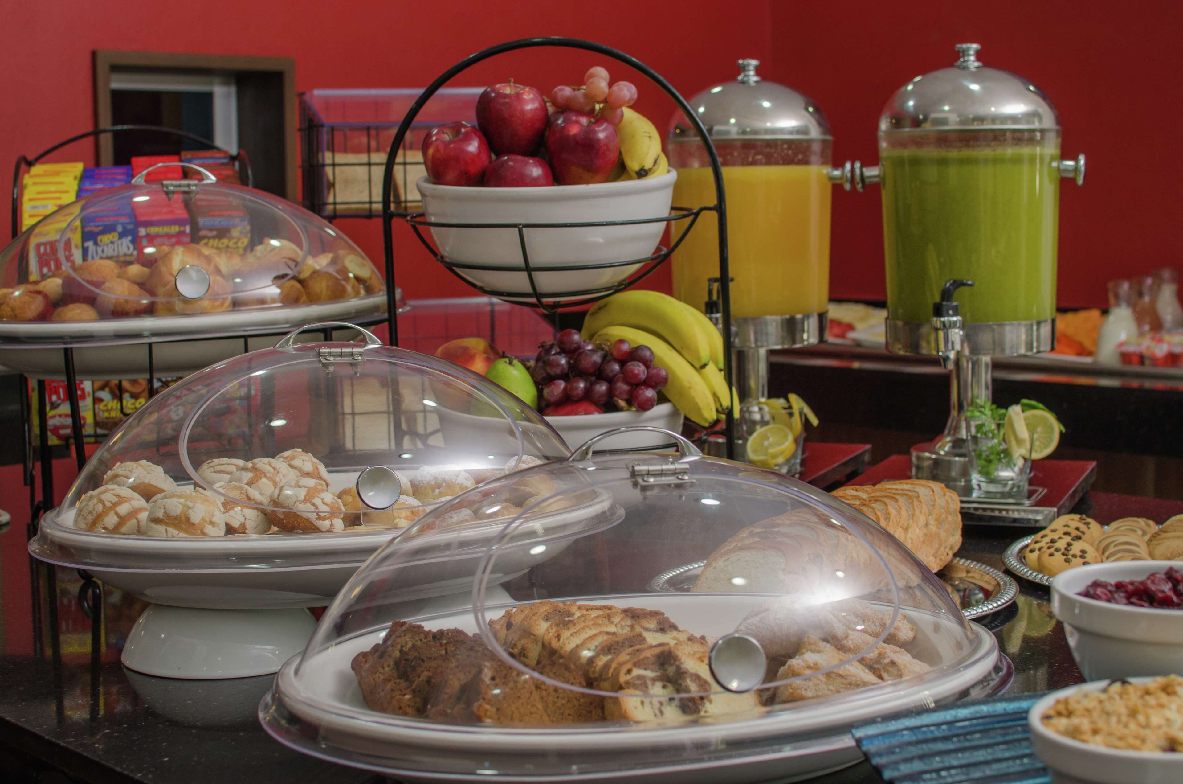 Un bufé de desayuno con diferentes alimentos y bebidas.